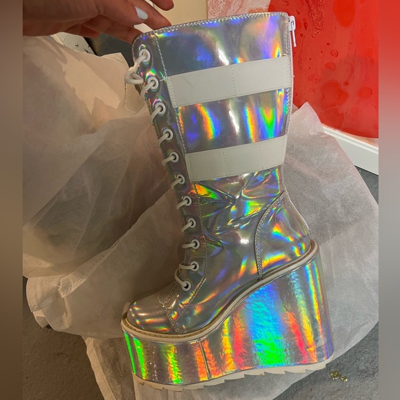 SILVER HOLOGRAM DUNE DESERT PLATFORM BOOTS by Y.R.U. - Picture 4 of 9